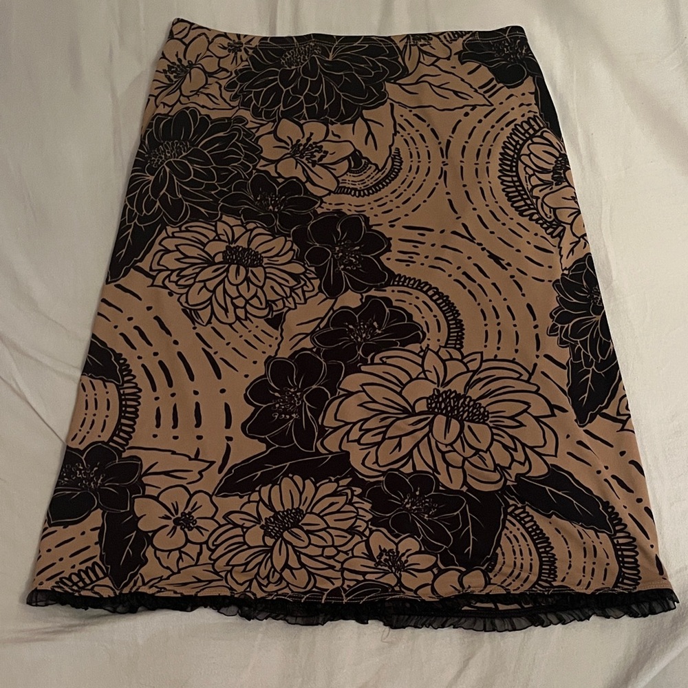 Chic Floral Skirt in Tan and Black